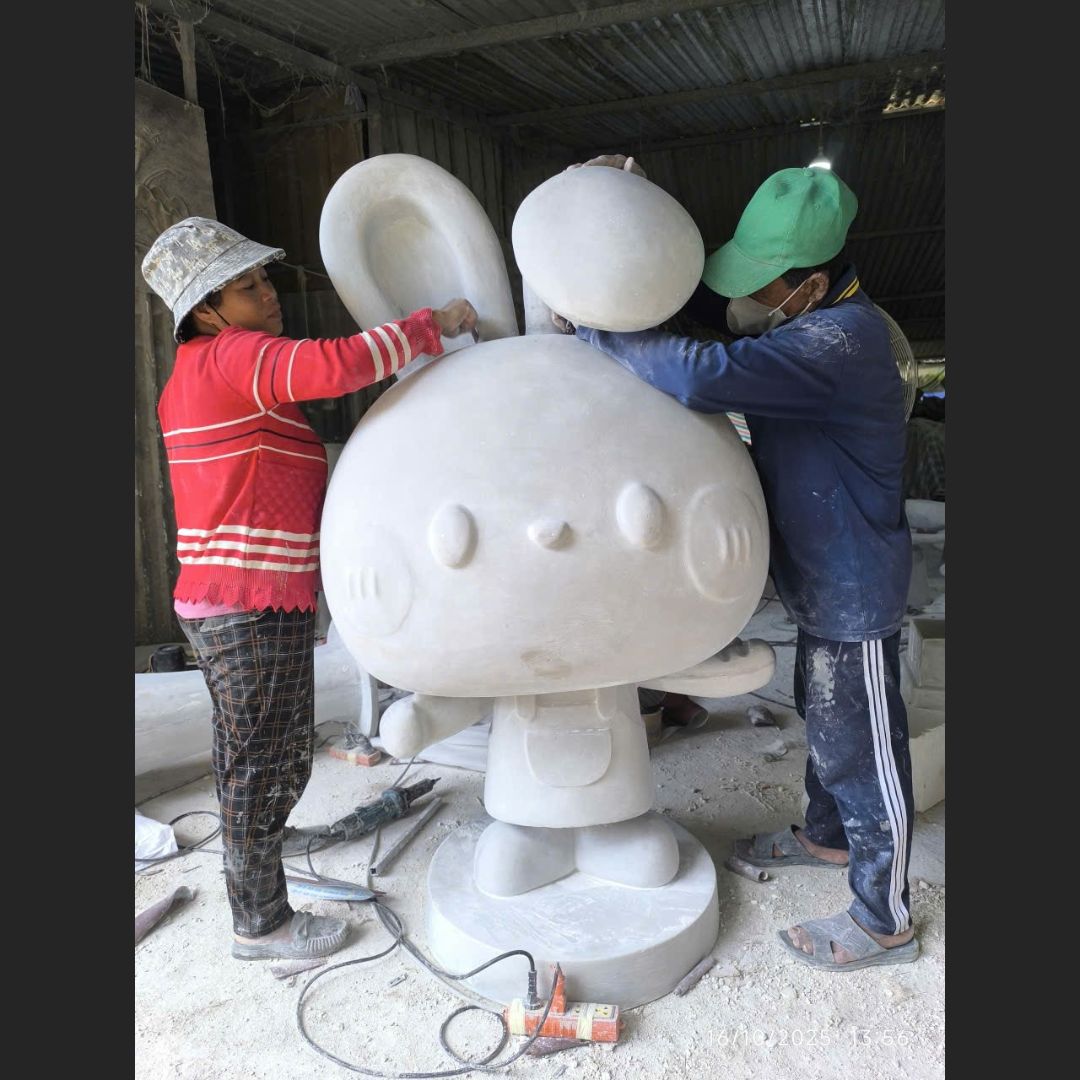 thợ Vietshape đang chà nhám mô hình để làm phẳng bề mặt