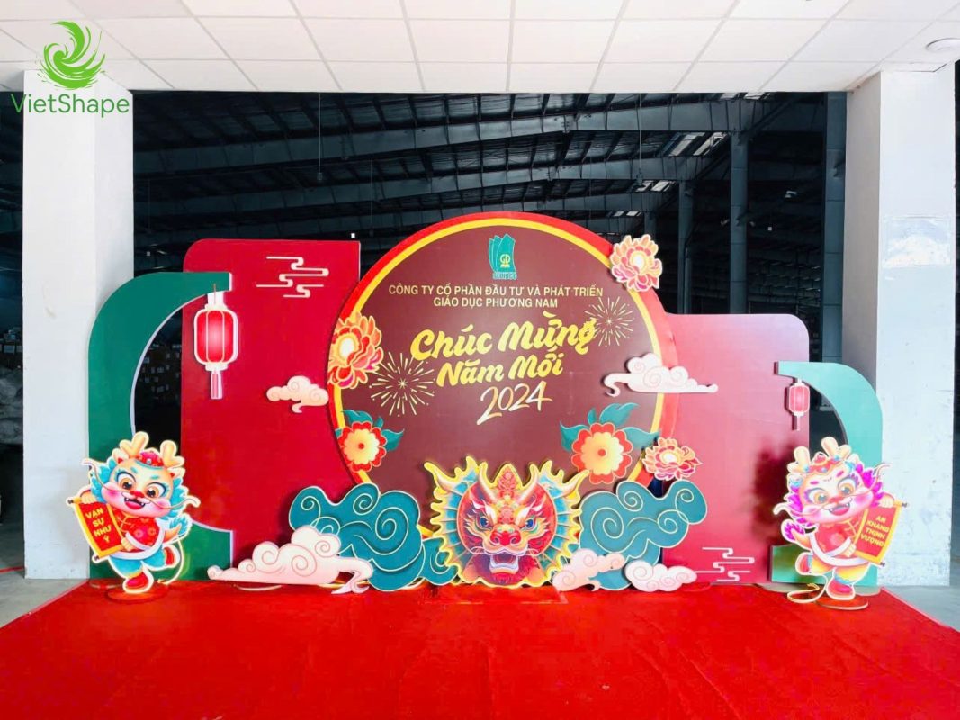 Backdrop trang trí Tết chuyên nghiệp với hoa mai và mô hình 3D tại sự kiện đầu năm