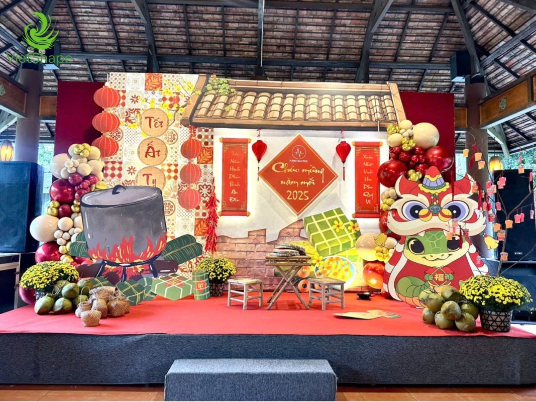 Backdrop Tết phong cách truyền thống với hoa mai, câu đối và linh vật năm mới