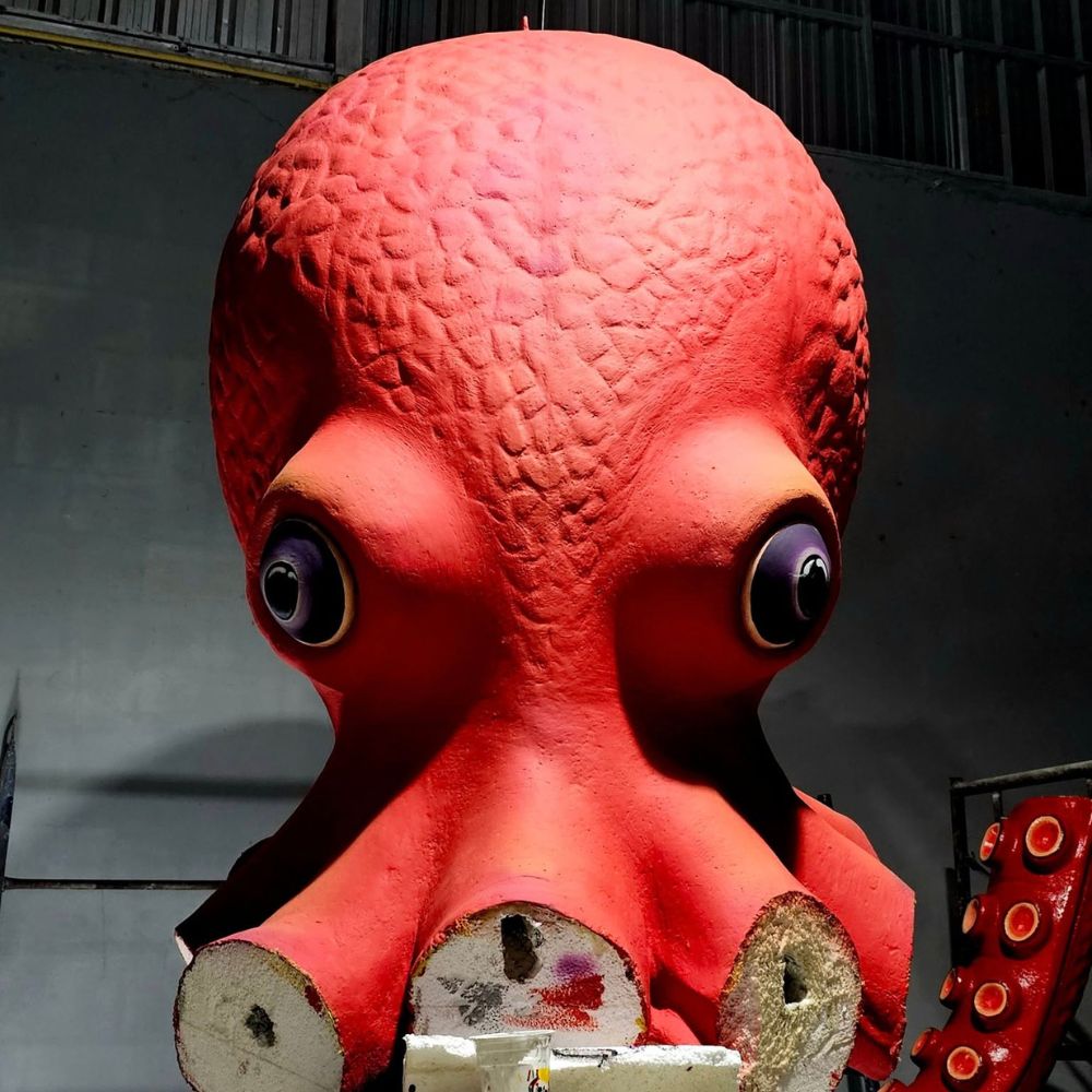 Cận cảnh chi tiết giác hút trên mô hình bạch tuộc chất liệu composite sắc nét.