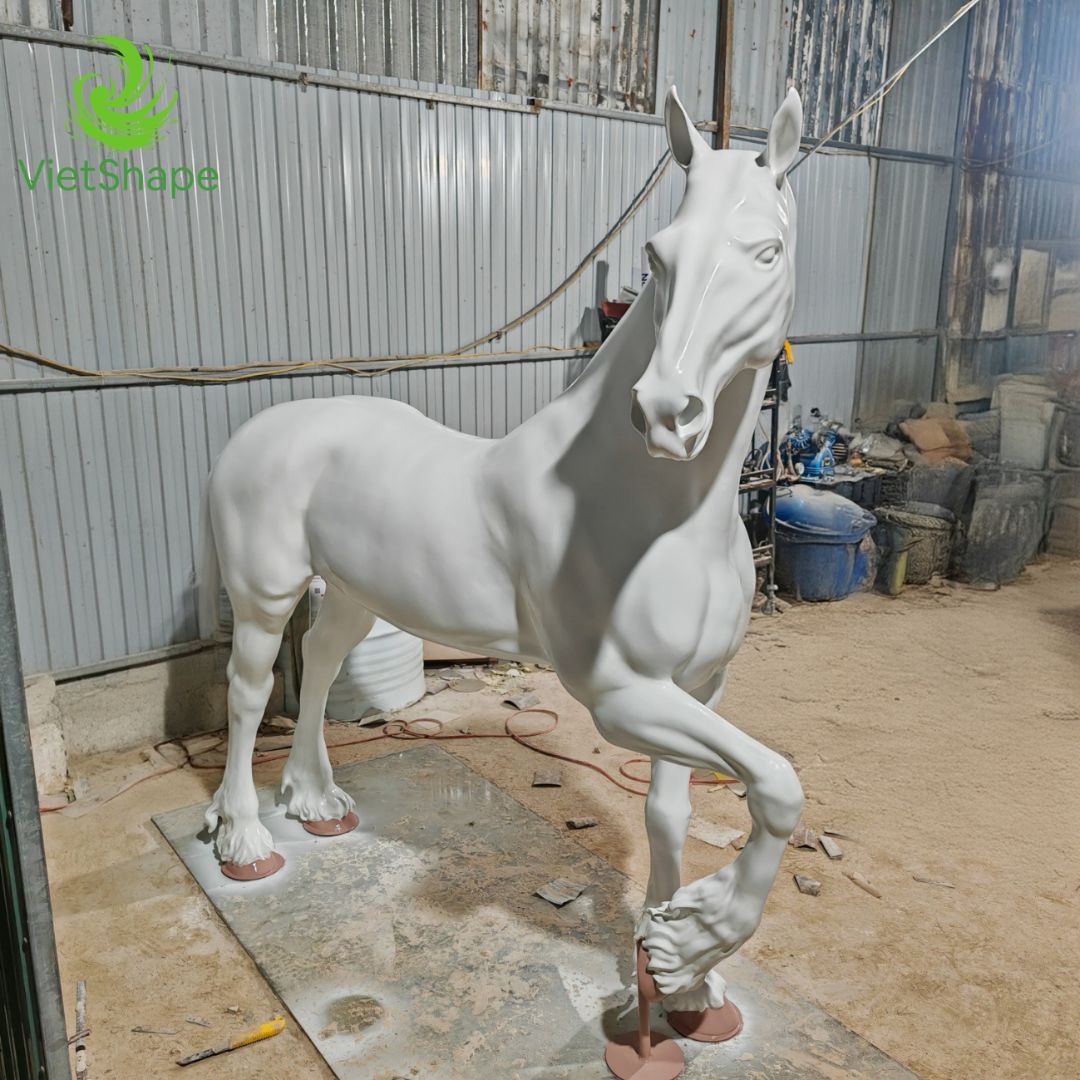 mô hình ngựa tết composite dáng chạy mạnh mẽ phong thủy
