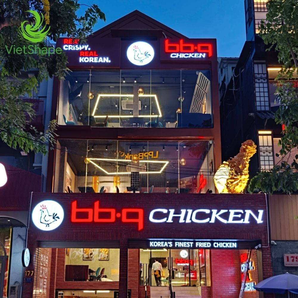 Mô hình quảng cáo 3D đùi gà rán bb.q Chicken thu hút khách hàng check-in tại cửa hàng
